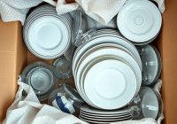 Jak pakować szkło i talerze do przeprowadzki, by uniknąć uszkodzeń i ułatwić transport